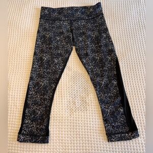 LULULEMON Black and white yoga capri pants‎ size 6.